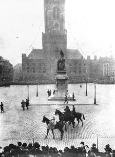En Belgique delivree; L'entrée solennelle, a Bruges, des souverains belges, le 25 october 1918. Creator: Unknown
