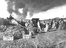 En Extreme-Orient; Une canon de siege japonais devant Tsing-Tao...1914 (1924). Creator: Unknown