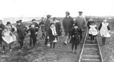'En Exil; L'ex-kronprinz en promenade dans l'ile de Wieringen, avec la bande d'enfants..., 1918. Creator: Unknown
