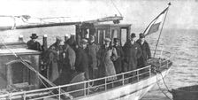 'En Exil; L'ex-kronprinz sur le bateau le conduisant a l'ile de Wieringen. L'ancien..., 1918. Creator: Unknown