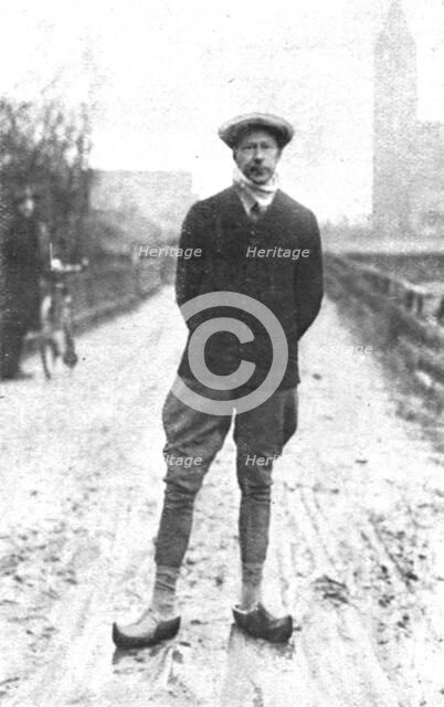 ''En Exil; Le kronprinz a Oosterland; chausse de sabots, en gilet de chasse, c'est en cette tenue qu Creator: Unknown.