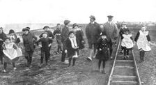 'En Exil; L'ex-kronprinz en promenade dans l'ile de Wieringen, avec la bande d'enfants..., 1918. Creator: Unknown