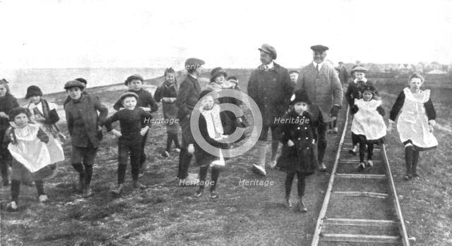 ''En Exil; L'ex-kronprinz en promenade dans l'ile de Wieringen, avec la bande d'enfants..., 1918. Creator: Unknown.