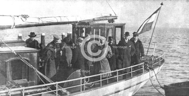 ''En Exil; L'ex-kronprinz sur le bateau le conduisant a l'ile de Wieringen. L'ancien..., 1918. Creator: Unknown.
