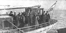 'En Exil; L'ex-kronprinz sur le bateau le conduisant a l'ile de Wieringen. L'ancien..., 1918. Creator: Unknown