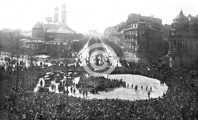 'En L'Honneur de L'Amerique; A Paris, place d'lena, le 22 avril: la foule autour de la statue...1917 Creator: Desgranges.