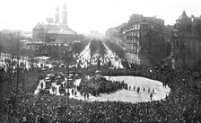 En L'Honneur de L'Amerique; A Paris, place d'lena, le 22 avril: la foule autour de la statue...1917 Creator: Desgranges
