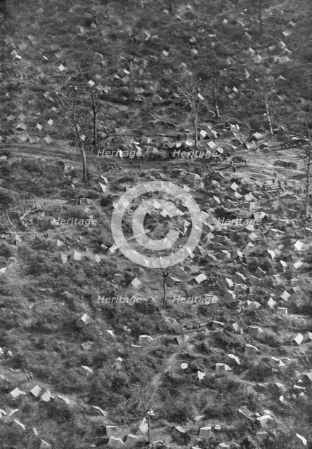 ''En survolant L'Argonne; Troupes americains campees sous des tentes individuelles..., 1918. Creator: Unknown.