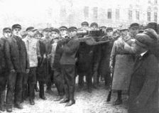 En Roumanie Liberee; une mitrailleuse enlevee par des ecoliers roumains aux Allemands..., 1918. Creator: Unknown
