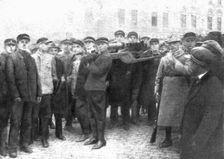 En Roumanie Liberee; une mitrailleuse enlevee par des ecoliers roumains aux Allemands..., 1918. Creator: Unknown