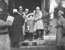 En Roumanie Liberee; La famille royale: a gauche, dans l'encadrement de la porte..., 1918. Creator: Unknown