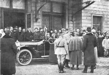 En Roumanie Liberee; la general Franchet d'Esperey, arrivant a Bucarest, est recu par..., 1918. Creator: Unknown