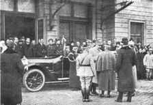 En Roumanie Liberee; la general Franchet d'Esperey, arrivant a Bucarest, est recu par..., 1918. Creator: Unknown