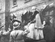 En Roumanie Liberee; La reine Marie, a cheval et en tenue de general,est saluee par un..., 1918. Creator: Unknown