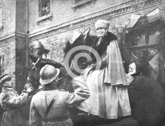 'En Roumanie Liberee; La reine Marie, a cheval et en tenue de general,est saluee par un..., 1918. Creator: Unknown.