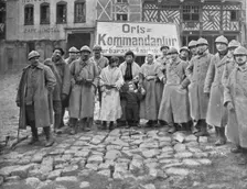 En territoire libere; Dans Roye delivre le 17 mars: soldats et habitants devant l'ecriteau decroche Creator: Unknown