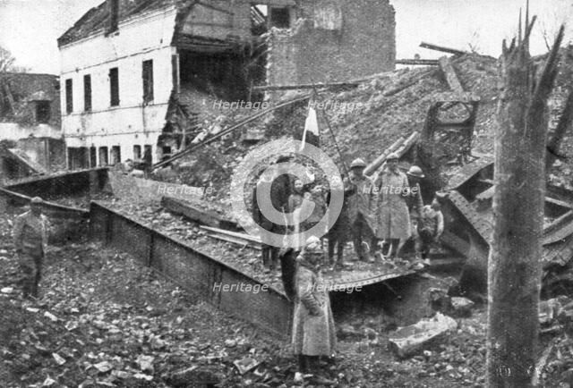 'En territoire libere; Enfants agitant un drapeau sur le passage de nos soldats', 1917. Creator: Unknown.