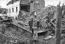 En territoire libere; Enfants agitant un drapeau sur le passage de nos soldats 1917. Creator: Unknown