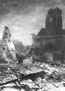 En territoire libere; l'hotel de ville de Bapaume 1917. Creator: Unknown