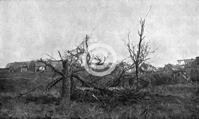 'En territoire libere; La lisiere du village de Lassigny, repris par nos troupes le a7 mars 1917', 1 Creator: Unknown.
