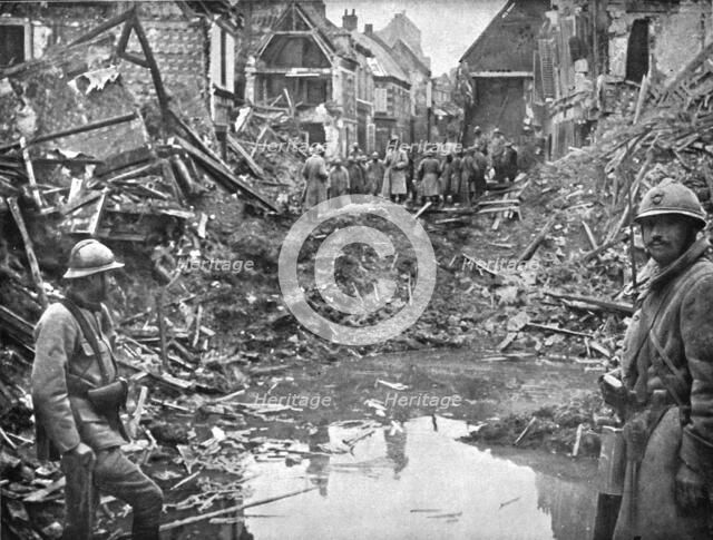 'En territoire libere; La rue principale de Roye coupee par l'explosion d'une mine allemande, avant  Creator: Unknown.