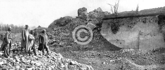 'En territoire libere; Le general Franchet d'Esperey devant les ruines du chateau historique de Ham' Creator: Unknown.