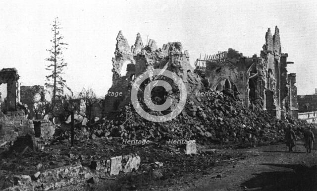 'En territoire libere; l'eglise de Lassigny', 1917. Creator: Unknown.