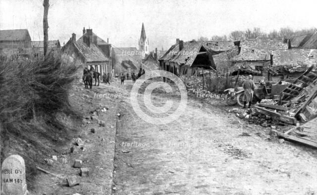 'En territoire libere; L'entrée, a l'Est, de la petit ville de Nesle, ou les troupes de poursuite fr Creator: Unknown.