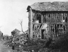 En territoire libere; Les ruines d'un quartier de Lassigny 1917. Creator: Unknown