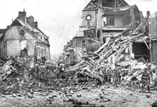 En territoire libere; Les ruines de l'hotel de ville de Roye 1917. Creator: Unknown