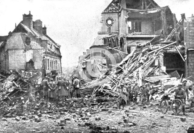 'En territoire libere; Les ruines de l'hotel de ville de Roye', 1917. Creator: Unknown.