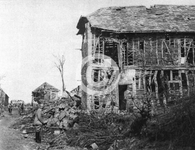 'En territoire libere; Les ruines d'un quartier de Lassigny', 1917. Creator: Unknown.