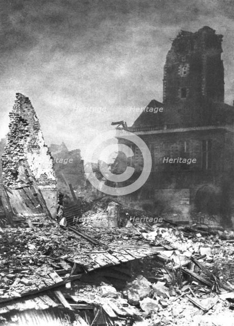 'En territoire libere; l'hotel de ville de Bapaume', 1917. Creator: Unknown.