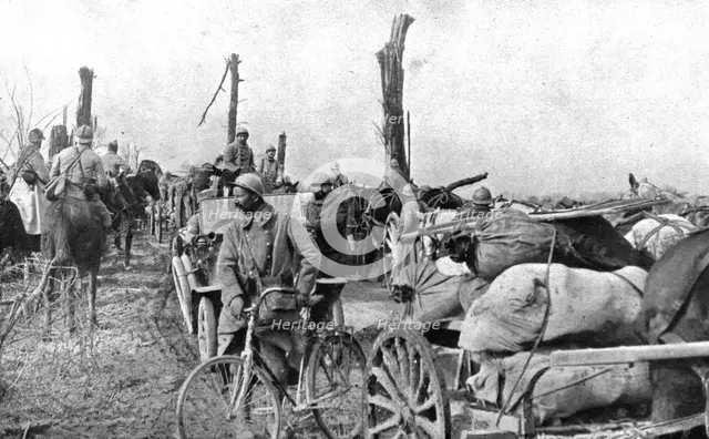 'En territoire libere; Un convoi de ravitaillement sur la route de Doincourt a Roye', 1917. Creator: Unknown.