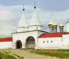 Entrance gate of the Venerable Rizopolozhensky Monastery, Suzdal, 1912. Creator: Sergey Mikhaylovich Prokudin-Gorsky
