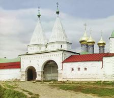 Entrance gate of the Venerable Rizopolozhensky Monastery, Suzdal, 1912. Creator: Sergey Mikhaylovich Prokudin-Gorsky