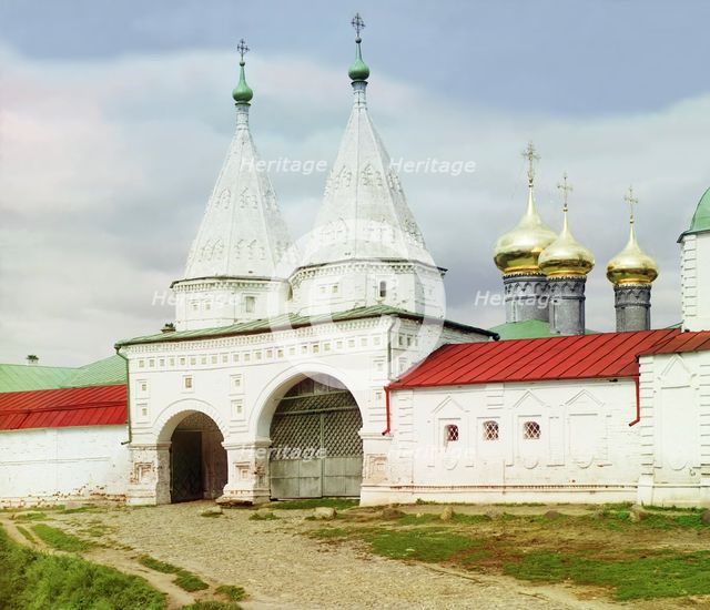 Entrance gate of the Venerable Rizopolozhensky Monastery, Suzdal, 1912. Creator: Sergey Mikhaylovich Prokudin-Gorsky.