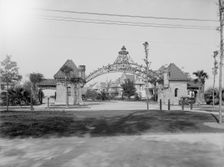 Entrance to Audubon Place, New Orleans, La., c1903. Creator: Unknown