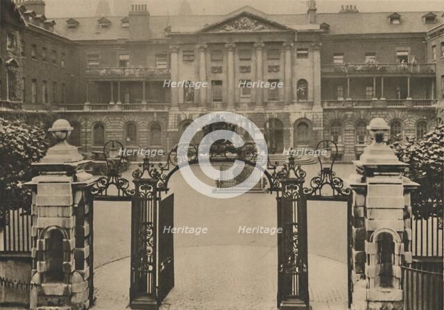 'Entrance to Guy's Hospital with the Founder's Statue in the Centre of the Courtyard', c1935. Creator: Donald McLeish.