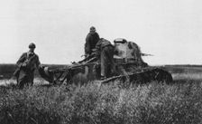 Entre Aisne et Marne; "Depannage", sur le champ de bataille, d'un char d'assaut leger franc...1918. Creator: Unknown