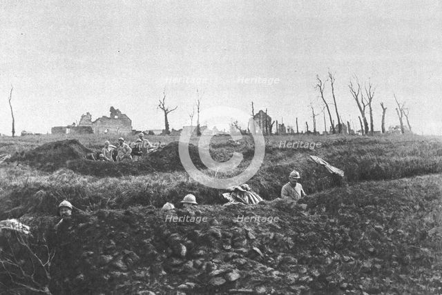 'Entre la Somme et l'oise; Etablissement de positions de repli en avent d'une ferme detruite', 1918. Creator: Unknown.