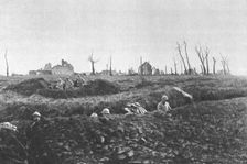 Entre la Somme et l'oise; Etablissement de positions de repli en avent d'une ferme detruite 1918. Creator: Unknown