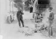 English soldiers cooking on the march, 16 Oct 1914. Creator: Bain News Service