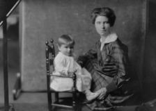 Earle, Mrs., and baby, portrait photograph., 1916 Apr. 22. Creator: Arnold Genthe