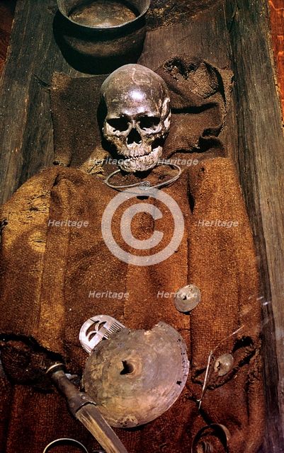 Early bronze age burial from Denmark, 16th century BC. Artist: Unknown