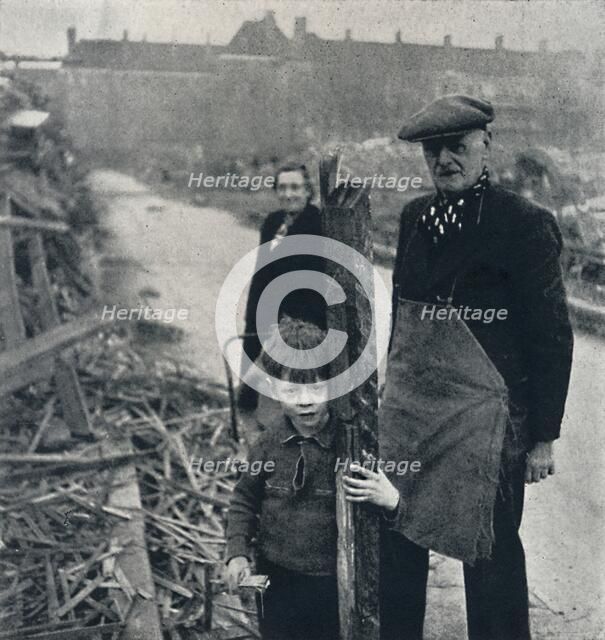 'East End family', 1941. Artist: Cecil Beaton.