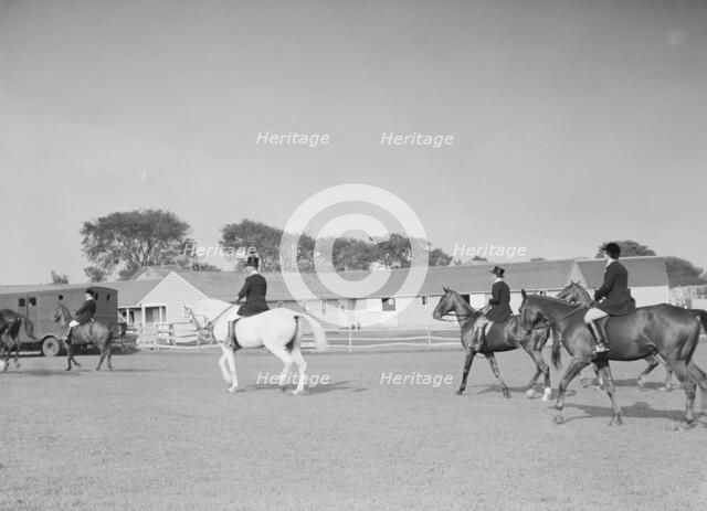 East Hampton hunt, 1933 Sept. Creator: Arnold Genthe.