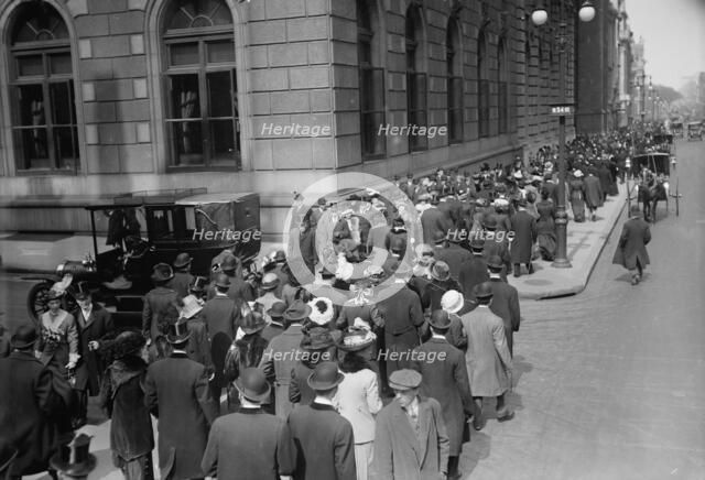 Easter crowd - 5th Ave., 1913, 1913. Creator: Bain News Service.