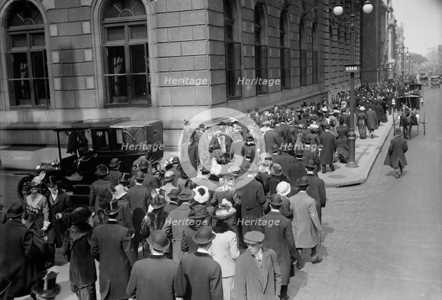 Easter crowd - 5th Ave., 1913. Creator: Bain News Service.