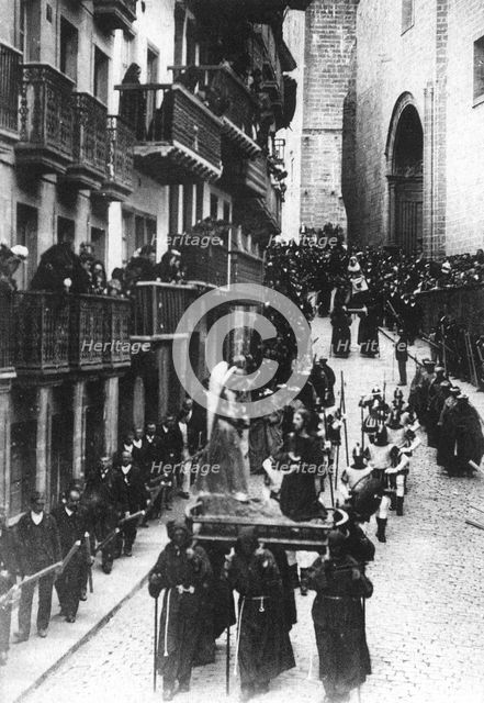 Easter, Good Friday procession in Fuenterrabía (Guipúzcoa), Postcards from the 1920s.